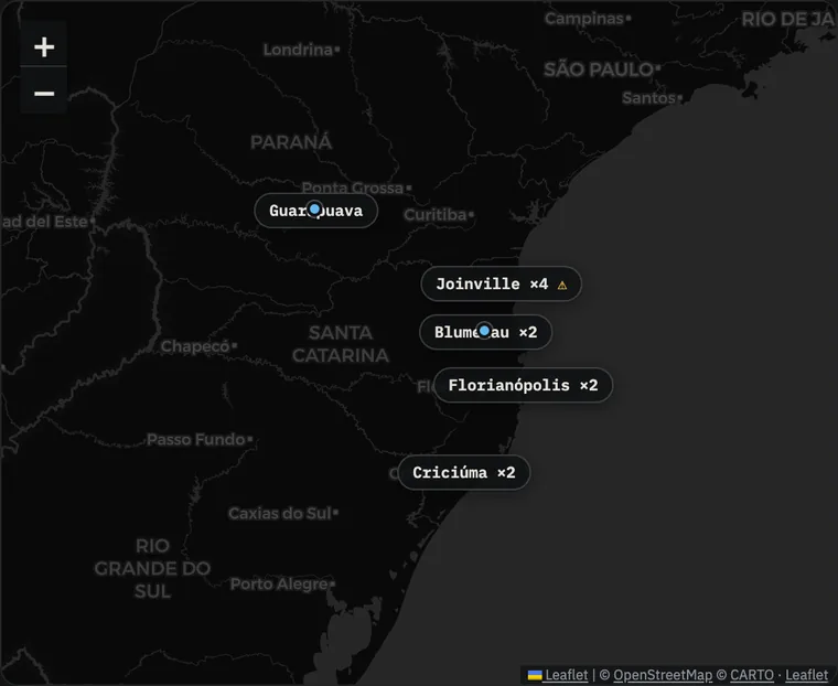Painel Mapa da RYZ Fleet — veículos da Transportadora Demo agrupados por cidade no mapa de Santa Catarina e Paraná